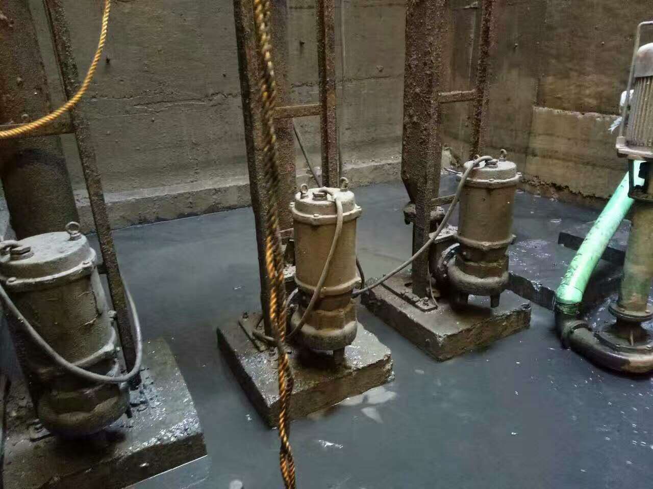 镇康污水池清理