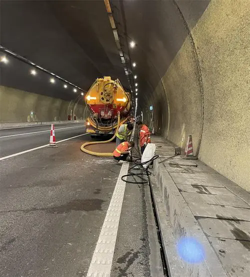 镇康隧道排水渠清淤